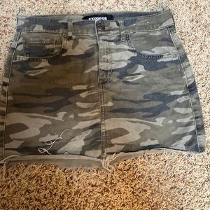 Express Camo mini skirt